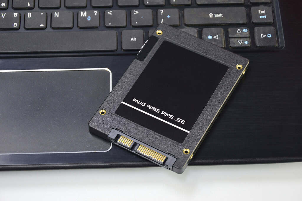 Harddisk SSD 2.5 inch black put on laptop